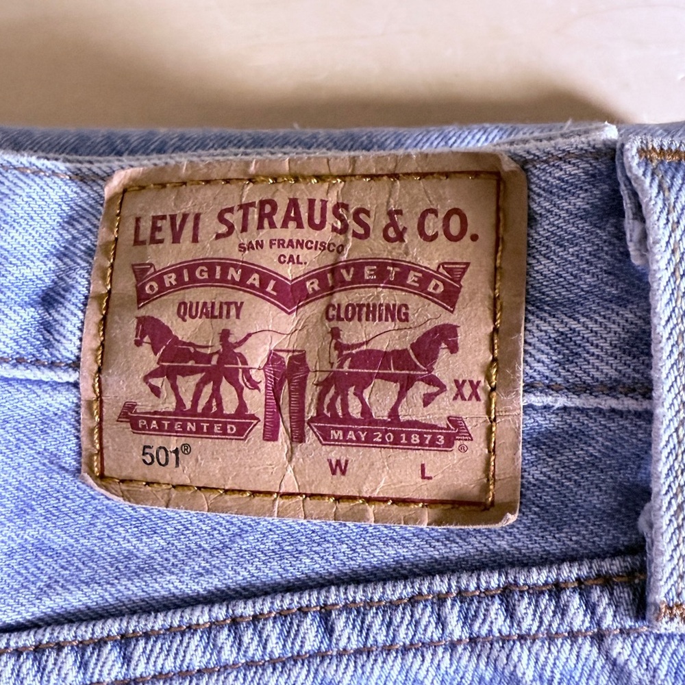 Levi's 501 Jeans. 31x26 distressed - Picture 4 of 11